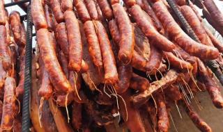 四川达州居民窗外挂满香肠 四川达州居民窗外挂满香肠